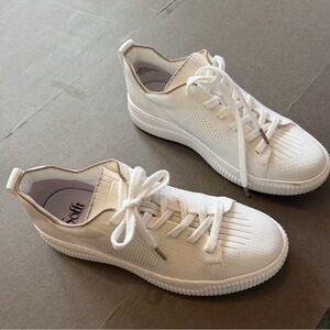 Sz 8 Sofft white lace up sneaker tennis shoe, very good condition.
